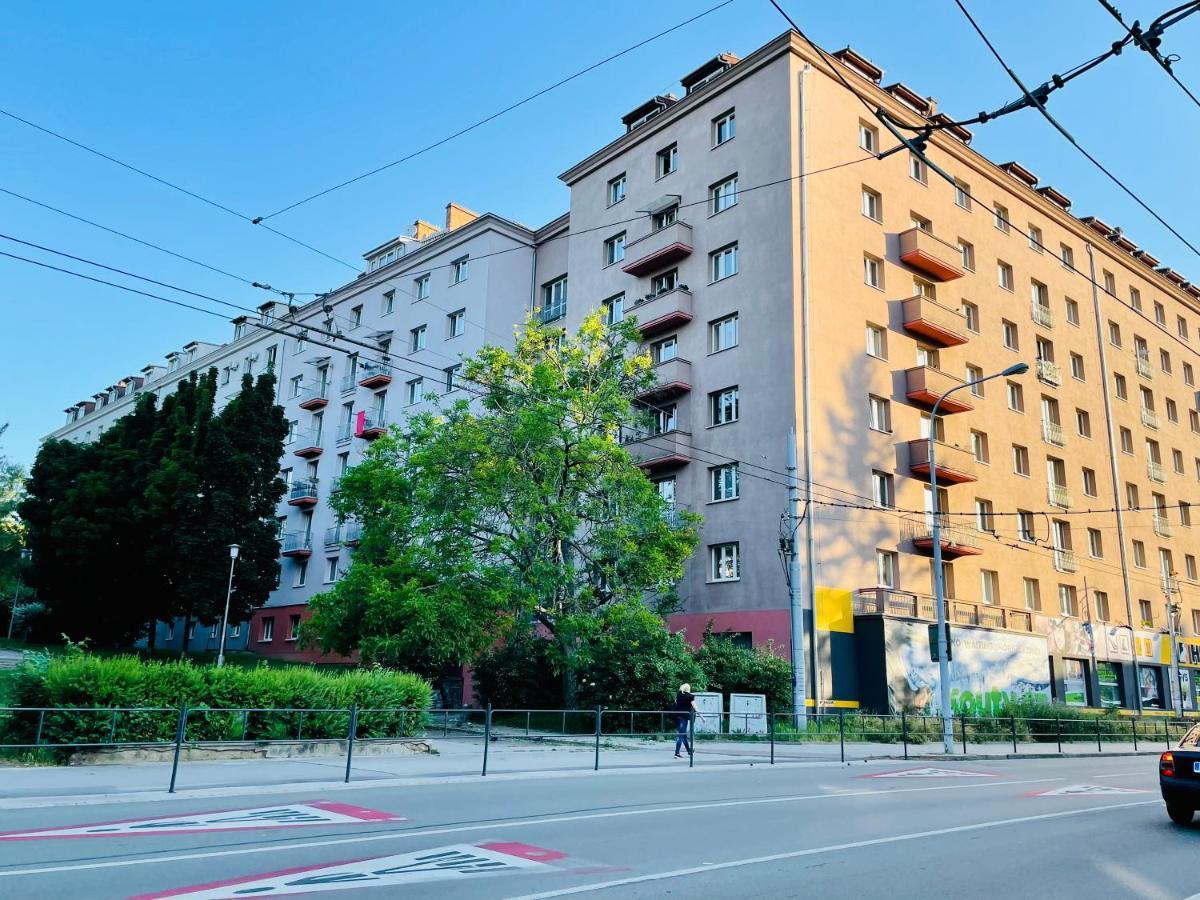 Apartment Zarohem 2 Bedrooms In Center With Balcony Brünn