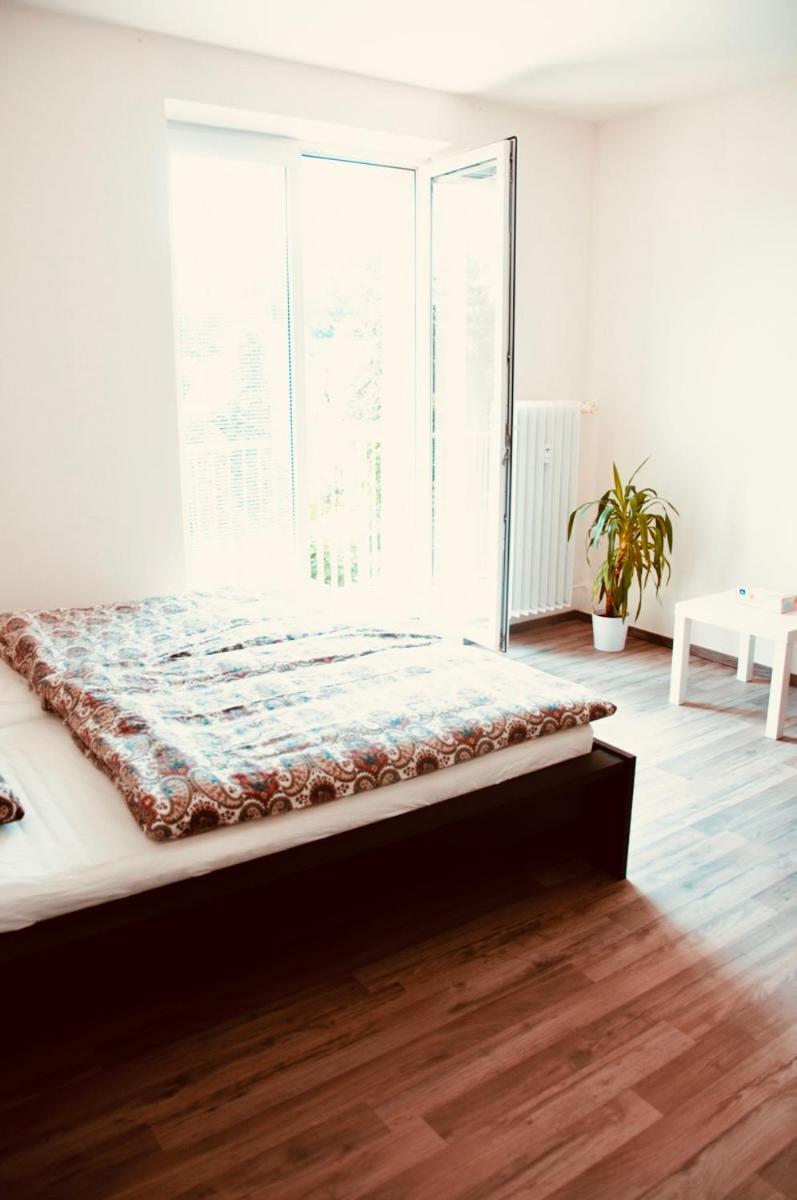 Zarohem 2 Bedrooms In Center With Balcony Apartment Brünn